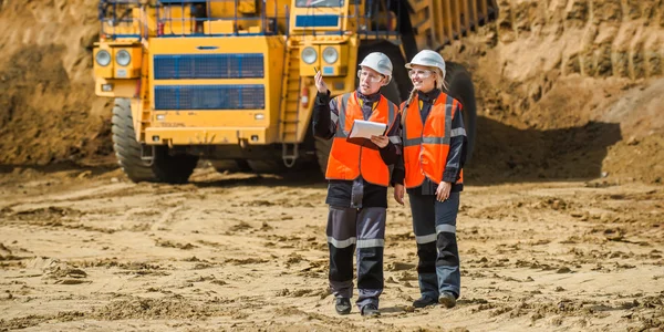 Deux personnes travaillant — Photo