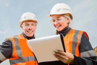 iki kişi çalışıyor