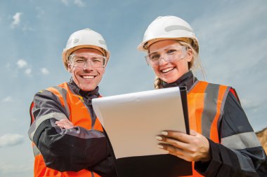 iki kişi çalışıyor