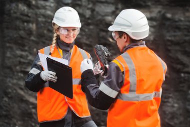 İşçiler kömür açık ocağı ile