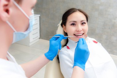 Dişçi ofisinde genç bayan hasta