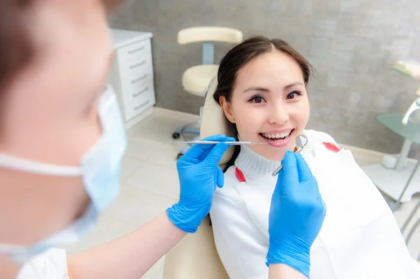 Jovem paciente do sexo feminino no consultório odontológico — Fotografia de Stock