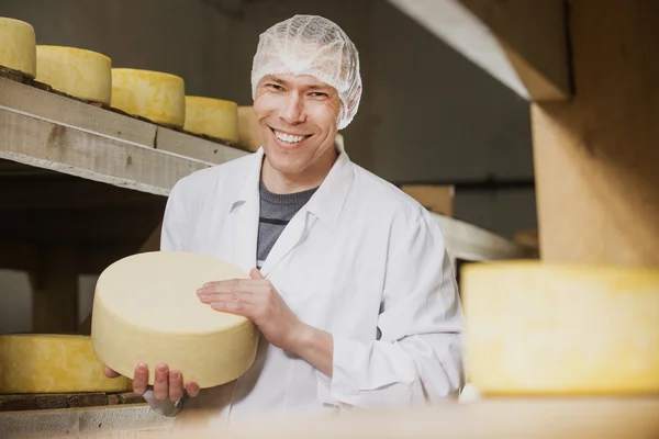 Produção de queijo na fábrica — Fotografia de Stock