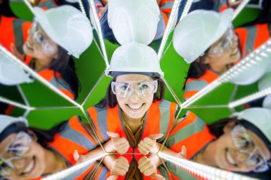 Kadın işçi ayna yansıması