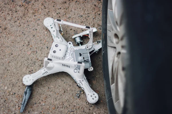 Se estrelló dron en el suelo —  Fotos de Stock