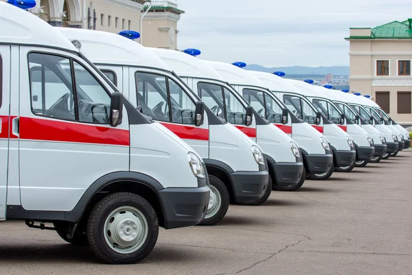 Novas ambulâncias em linha — Fotografia de Stock