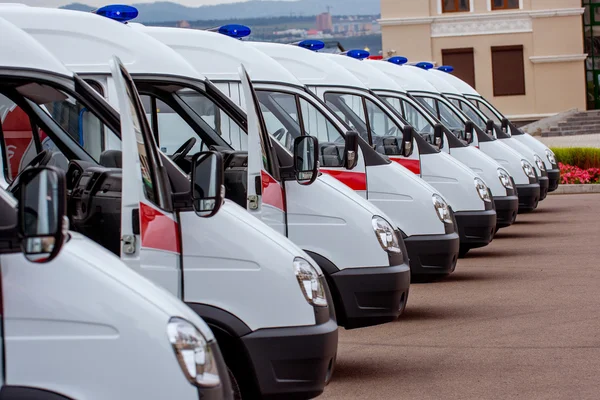 Novas ambulâncias em linha — Fotografia de Stock