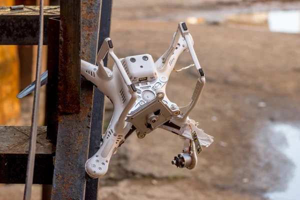 Abgestürzte Drohne, die auf der Leiter feststeckte — Stockfoto