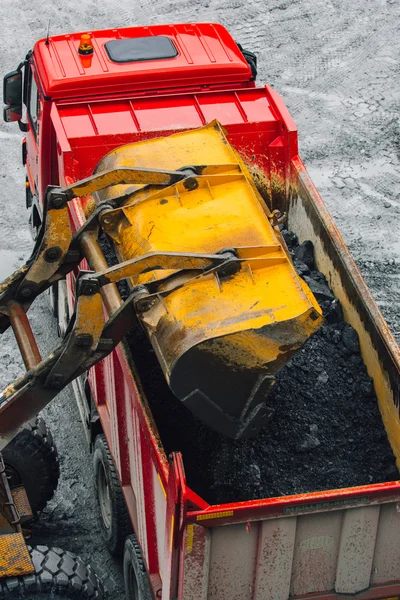 Vrachtwagen laden met grond — Stockfoto