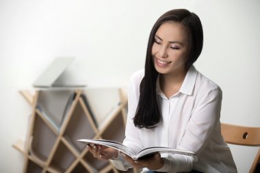 Asyalı kadın bir kitap okuma