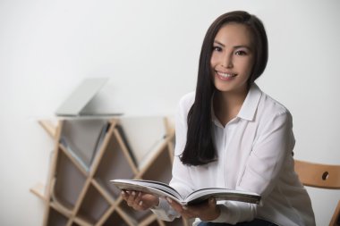 Asyalı kadın bir kitap okuma