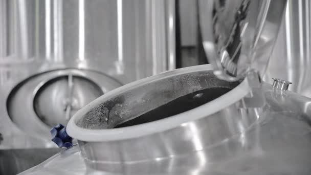 Pivovarský průmysl výroba ocelových nádrží alkoholické nápoje — Stock video
