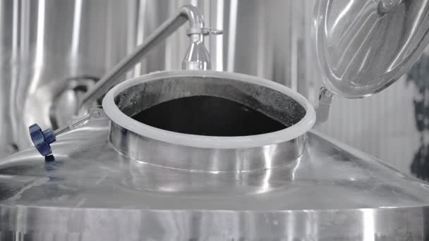 Indústria cervejeira tanque de aço produção bebida alcoólica — Vídeo de Stock