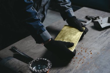Altın madenciliği, sarı dökümhane, metal üretimi.