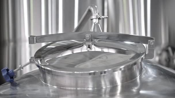 Brouwerij industrie staal tank productie alcohol drank — Stockvideo