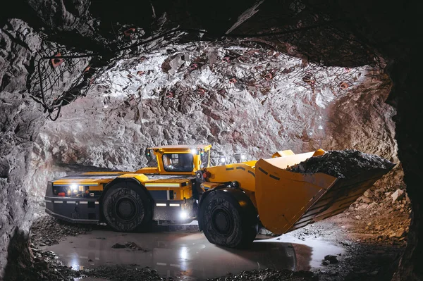 Industria minera subterránea excavadora túnel de oro mineral — Foto de Stock