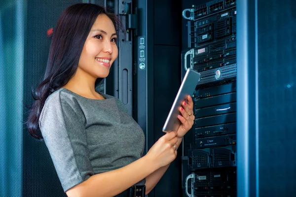 Ingénieur femme d'affaires dans la salle de serveur réseau — Photo