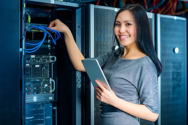 Ingenieurin Geschäftsfrau im Netzwerk-Serverraum — Stockfoto