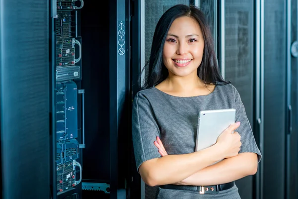 Ingénieur femme d'affaires dans la salle de serveur réseau — Photo