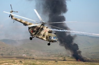 Montaj patlamalar ve duman ile yer saldırı helikopterleri