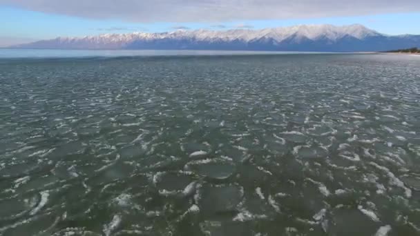 Congelamento das águas do lago — Vídeo de Stock