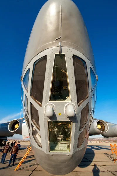 Ulan Ude, Rusland-21 April 2015: Cabine van een oude Sovjet-Unie vrachtvliegtuig Il-76 is een multifunctioneel vier-engine turbofan strategische airlifter voorbereiden op de vlucht. — Stockfoto