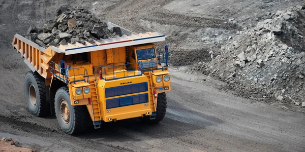 Sibéria, Rússia - 20 de julho de 2015: Grande caminhão de mineração amarelo na carreira na Rússia . — Fotografia de Stock