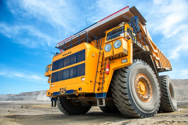 Sibéria, Rússia - 20 de julho de 2015: Grande caminhão de mineração amarelo na carreira na Rússia . — Fotografia de Stock