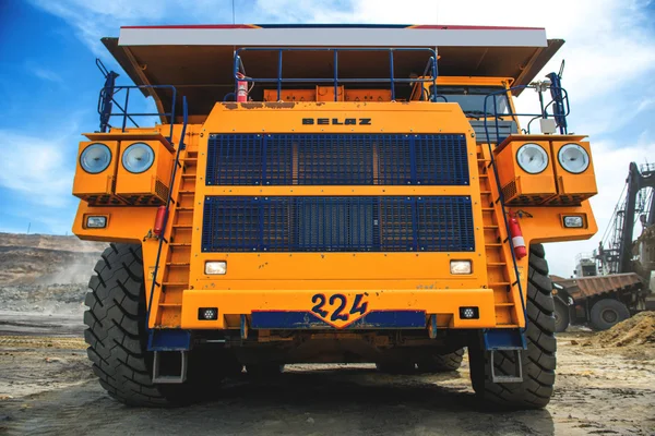 Siberia, Rusia - 20 de julio de 2015: Gran camión minero amarillo en la carrera en Rusia . — Foto de Stock