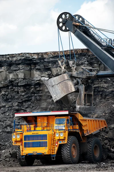 Grote gele mijnbouw vrachtwagen. Belaz. — Stockfoto