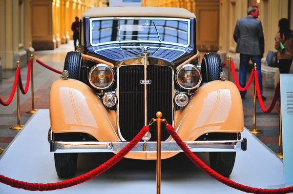 Moscou, RÚSSIA - Setembro de 2010: Um carro alemão Horch 830 BL Pulman Limousine exibido em GYM, Moscou — Fotografia de Stock