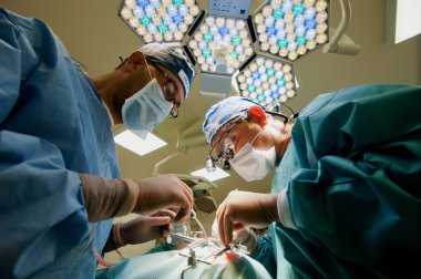 Ameliyathane yüz plastik cerrahi yapmak iki cerrah.