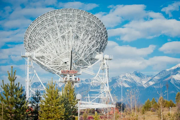 Величезний радіо антена з великого діаметра — стокове фото