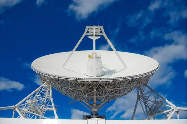 Величезний радіо антена з великого діаметра — стокове фото