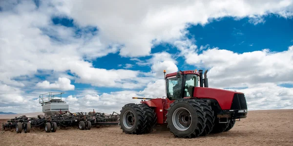 Agricultura tractor-paisaje en Mongolia . — Foto de Stock