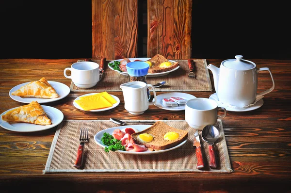 Pequeno-almoço tradicional para duas pessoas na mesa de madeira . — Fotografia de Stock