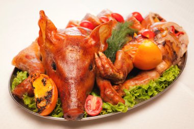 Bir plaka üzerinde ızgara domuz