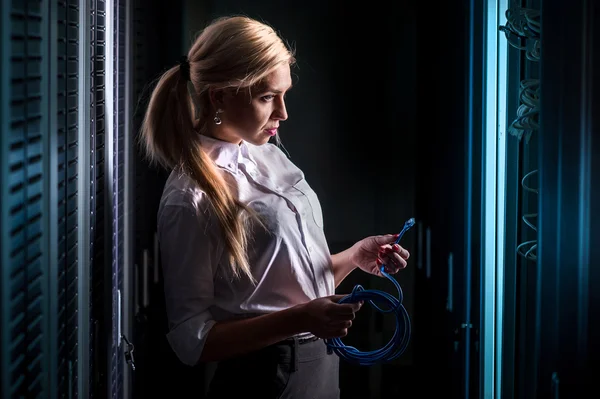 Jonge ingenieur zakenvrouw in netwerk serverruimte — Stockfoto