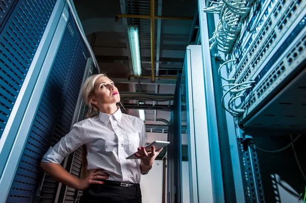 Ingenieurin Geschäftsfrau im Netzwerk-Serverraum — Stockfoto