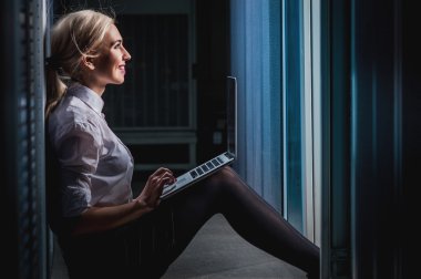 Sunucu odasında işkadını genç mühendis