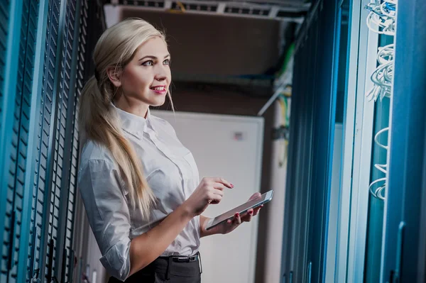 Junge Ingenieurin Geschäftsfrau im Serverraum — Stockfoto