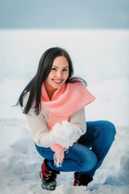 Kadın portre karlı beyaz kış günü açık havada.