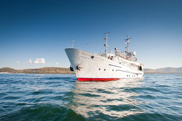 Witte schip in het water van het Baikalmeer — Stockfoto