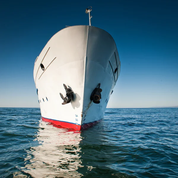 Witte schip in het water van het Baikalmeer — Stockfoto