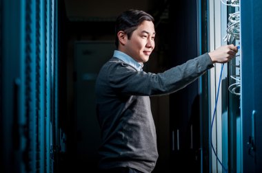 Genç işadamı sunucu odasında mühendisi