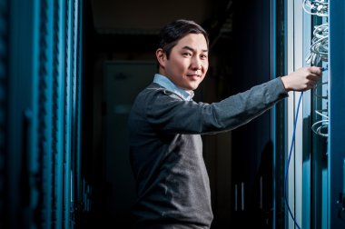 Genç işadamı sunucu odasında mühendisi