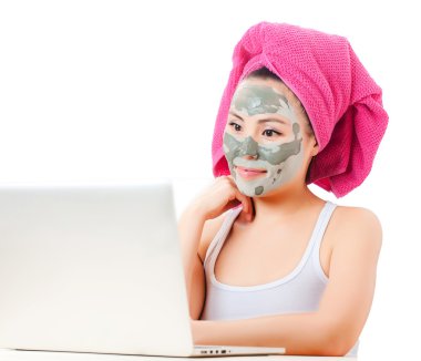 Cildiyle ilgilenen kadın