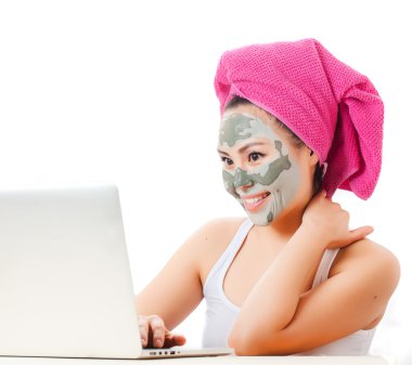 Cildiyle ilgilenen kadın