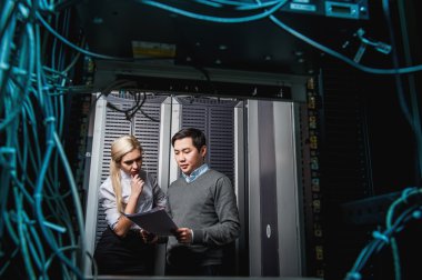Genç İşadamları sunucu odasında mühendisler