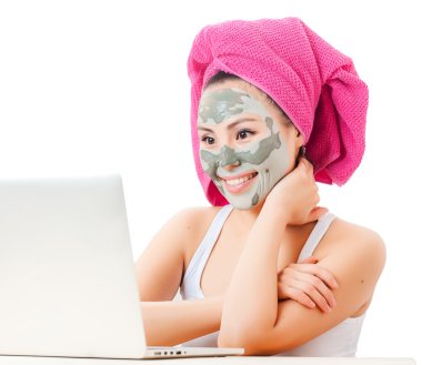 Cildiyle ilgilenen kadın